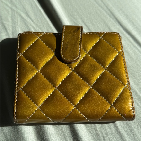 CHANEL 2012 PATENT LEATHER DIAMOND STITCH COMPACT WALLET - Picture 3 of 15